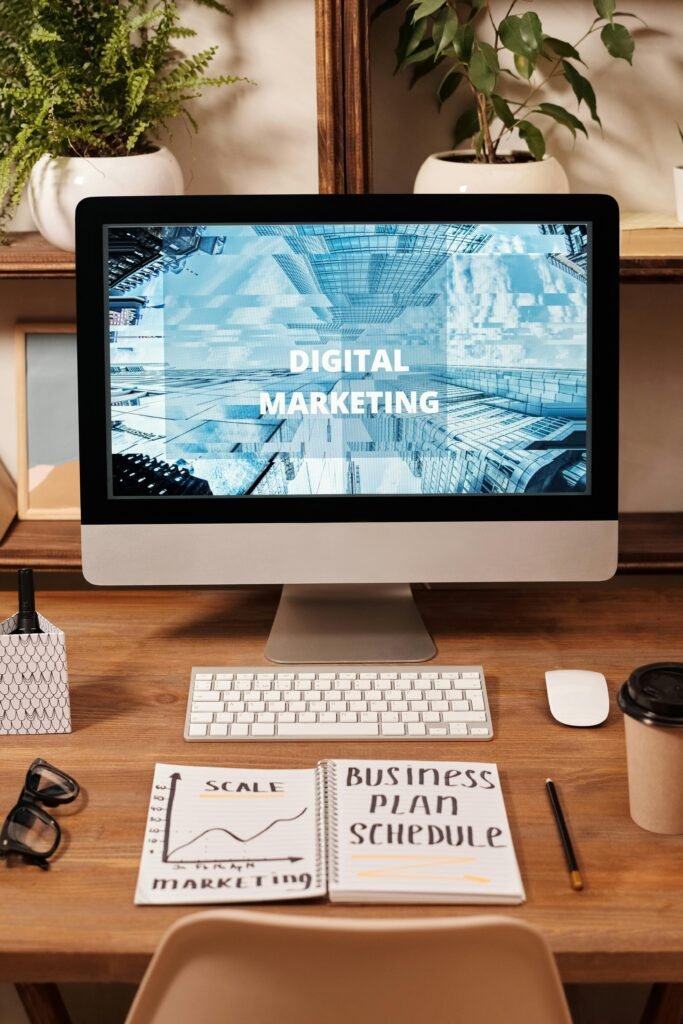 How much does a digital marketer make? 